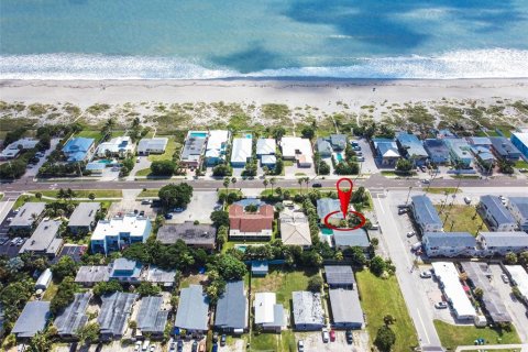 Commercial property in Cocoa Beach, Florida 16 bedrooms, 555.18 sq.m. № 1820881 - photo 1