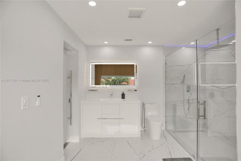 Casa en alquiler en Miami, Florida, 5 dormitorios, 325.07 m2 № 1925645 - foto 30