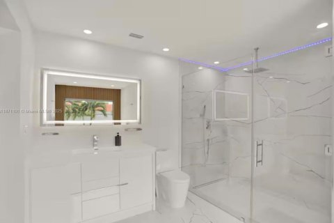 Casa en alquiler en Miami, Florida, 5 dormitorios, 325.07 m2 № 1925645 - foto 29