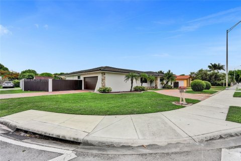 House in Miami, Florida 5 bedrooms, 325.07 sq.m. № 1925645 - photo 23