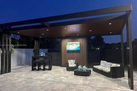 House in Miami, Florida 5 bedrooms, 325.07 sq.m. № 1925645 - photo 13