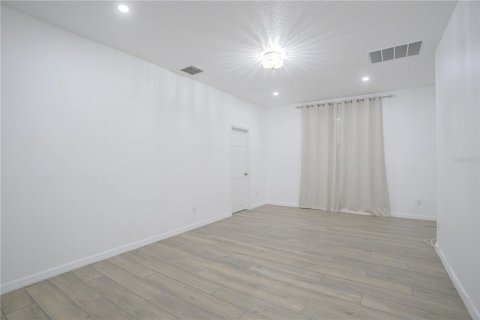 House in Orlando, Florida 5 bedrooms, 236.71 sq.m. № 2394072 - photo 16
