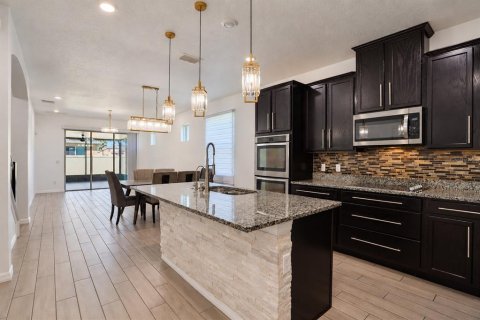 House in Orlando, Florida 5 bedrooms, 236.71 sq.m. № 2394072 - photo 10