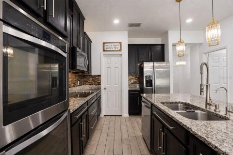 House in Orlando, Florida 5 bedrooms, 236.71 sq.m. № 2394072 - photo 12