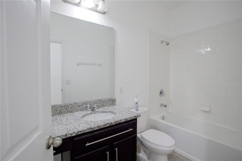 House in Orlando, Florida 5 bedrooms, 236.71 sq.m. № 2394072 - photo 15