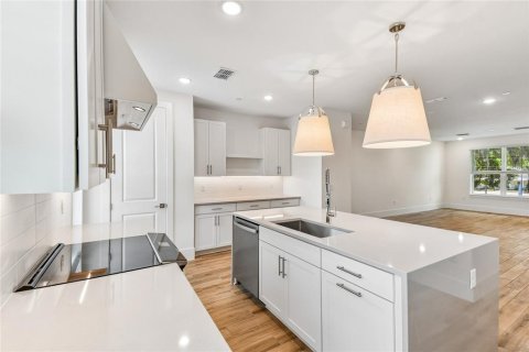 Townhouse in Oviedo, Florida 4 bedrooms, 188.13 sq.m. № 2092893 - photo 5