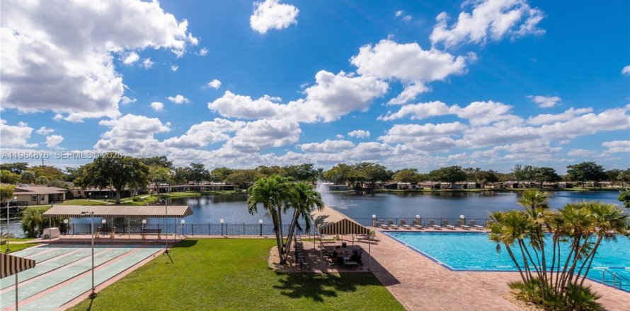 Condominio en Hollywood, Florida, 2 dormitorios  № 2026142