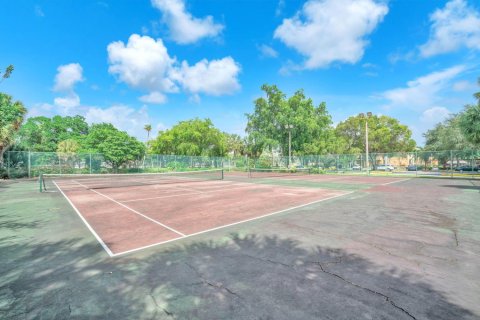 Condo in Pembroke Pines, Florida, 2 bedrooms  № 703506 - photo 1
