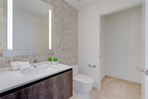 Condo in Miami, Florida, 2 bedrooms № 2004507 - photo 27