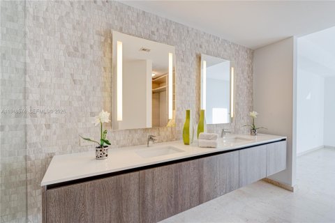 Condo in Miami, Florida, 2 bedrooms № 2004507 - photo 19