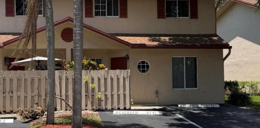 Townhouse in Sunrise, Florida 3 bedrooms, 162.58 sq.m. № 2250893