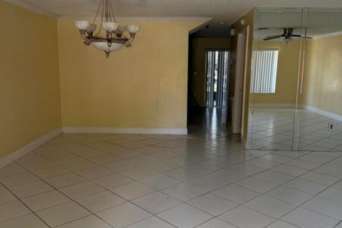 Townhouse in Sunrise, Florida 3 bedrooms, 162.58 sq.m. № 2250893 - photo 4