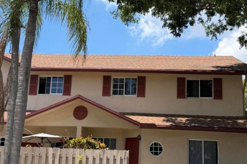 Townhouse in Sunrise, Florida 3 bedrooms, 162.58 sq.m. № 2250893 - photo 2