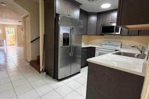 Townhouse in Sunrise, Florida 3 bedrooms, 162.58 sq.m. № 2250893 - photo 6