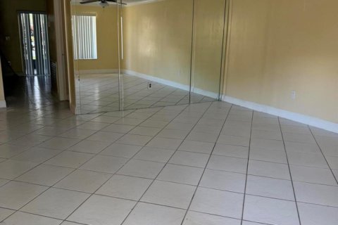 Townhouse in Sunrise, Florida 3 bedrooms, 162.58 sq.m. № 2250893 - photo 3
