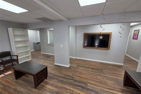 Commercial property in Brandon, Florida 466.56 sq.m. № 2156166 - photo 9