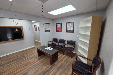 Commercial property in Brandon, Florida 466.56 sq.m. № 2156166 - photo 8