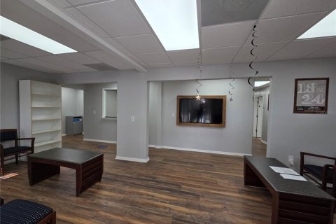 Commercial property in Brandon, Florida 466.56 sq.m. № 2156166