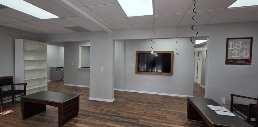 Commercial property in Brandon, Florida 466.56 sq.m. № 2156166
