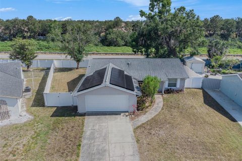 Купить виллу или дом в Аполло-Бич, Флорида 8 комнат, 127.37м2, № 1650607 - фото 1