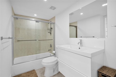 Condo in Miami Beach, Florida, 2 bedrooms  № 1867998 - photo 16