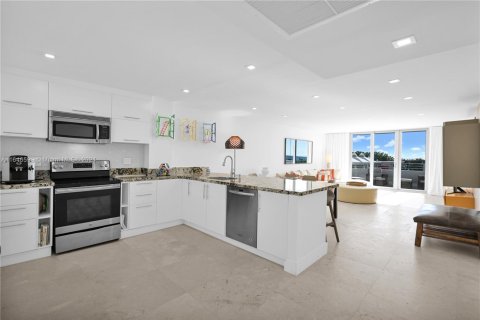 Condo in Miami Beach, Florida, 2 bedrooms  № 1867998 - photo 6