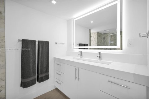 Condo in Miami Beach, Florida, 2 bedrooms  № 1867998 - photo 23