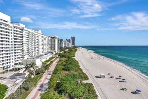 Condo in Miami Beach, Florida, 2 bedrooms  № 1867998 - photo 28