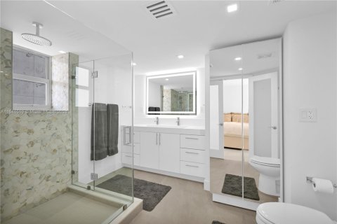 Condo in Miami Beach, Florida, 2 bedrooms  № 1867998 - photo 21