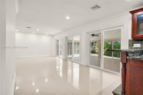 House in Cutler Bay, Florida 5 bedrooms, 261.98 sq.m. № 2033481 - photo 9