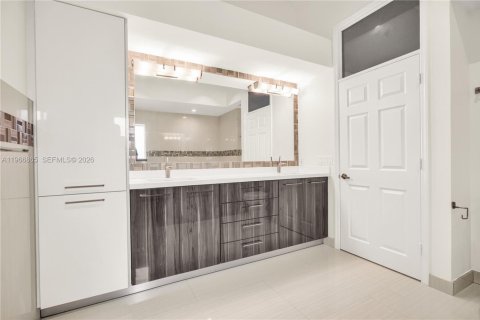 House in Cutler Bay, Florida 5 bedrooms, 261.98 sq.m. № 2033481 - photo 25