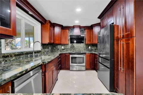 House in Cutler Bay, Florida 5 bedrooms, 261.98 sq.m. № 2033481 - photo 5