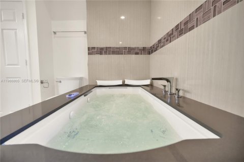 House in Cutler Bay, Florida 5 bedrooms, 261.98 sq.m. № 2033481 - photo 22