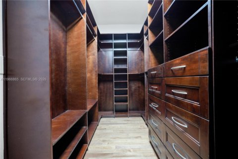 House in Cutler Bay, Florida 5 bedrooms, 261.98 sq.m. № 2033481 - photo 19