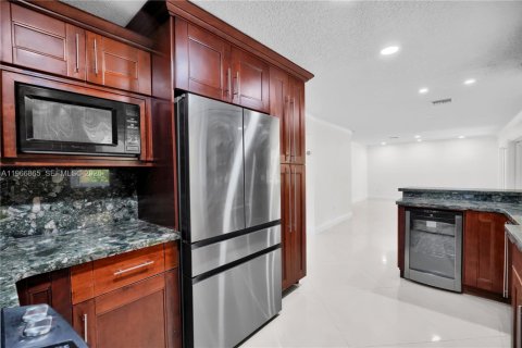 House in Cutler Bay, Florida 5 bedrooms, 261.98 sq.m. № 2033481 - photo 7