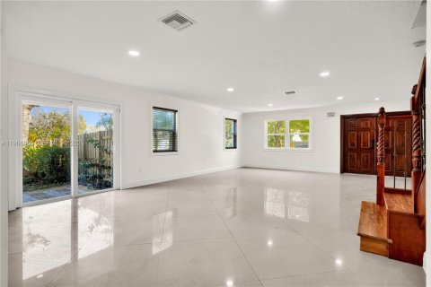 House in Cutler Bay, Florida 5 bedrooms, 261.98 sq.m. № 2033481 - photo 4