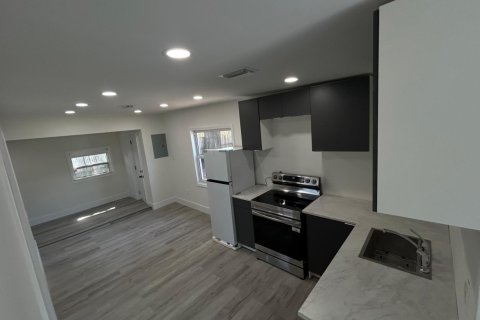Propiedad comercial en venta en Miami, Florida, 53.51 m2 № 2154300 - foto 1