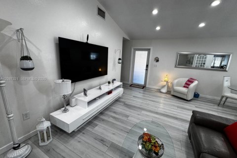 Villa ou maison à vendre à Hialeah, Floride: 4 chambres, 139.35 m2 № 2393013 - photo 12