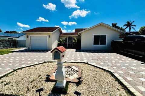 Villa ou maison à Hialeah, Floride 4 chambres, 139.35 m2 № 2393013