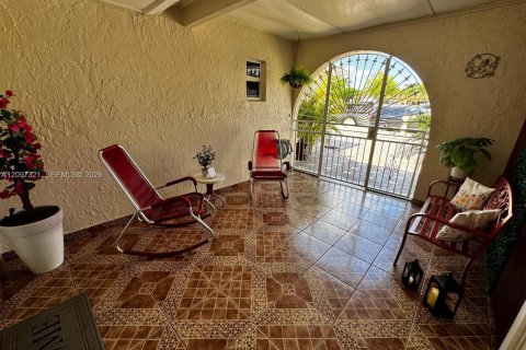 Villa ou maison à vendre à Hialeah, Floride: 4 chambres, 139.35 m2 № 2393013 - photo 4