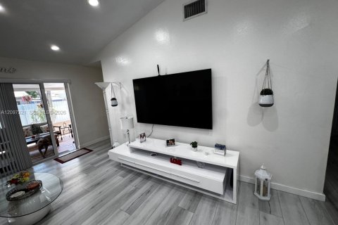Villa ou maison à vendre à Hialeah, Floride: 4 chambres, 139.35 m2 № 2393013 - photo 13