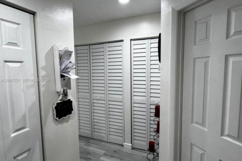 Villa ou maison à vendre à Hialeah, Floride: 4 chambres, 139.35 m2 № 2393013 - photo 23