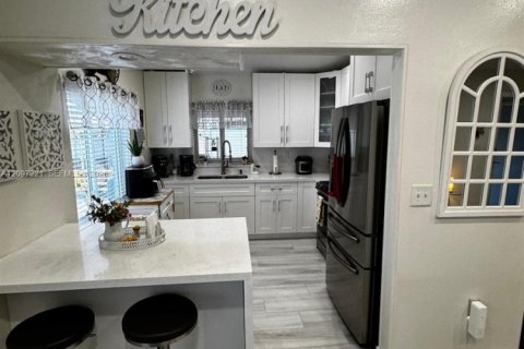 Villa ou maison à vendre à Hialeah, Floride: 4 chambres, 139.35 m2 № 2393013 - photo 6