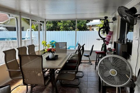 Villa ou maison à vendre à Hialeah, Floride: 4 chambres, 139.35 m2 № 2393013 - photo 27