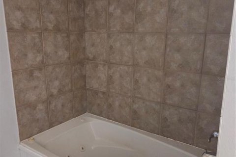 House in Eustis, Florida 3 bedrooms, 111.48 sq.m. № 2097761 - photo 17