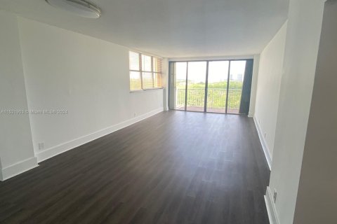 Купить кондоминиум в Норт-Майами, Флорида 2 спальни, 110.55м2, № 1958929 - фото 17