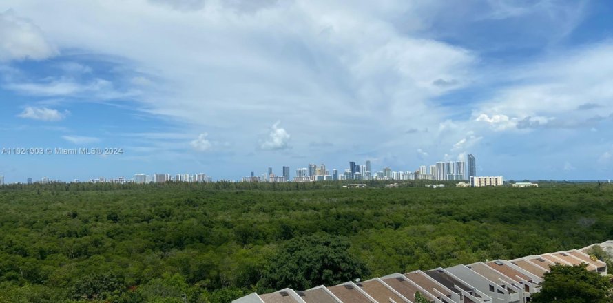 Кондоминиум с 2 спальнями в Норт-Майами, Флорида № 1958929