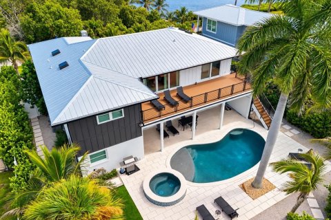 House in Holmes Beach, Florida 5 bedrooms, 348.2 sq.m. № 2352467