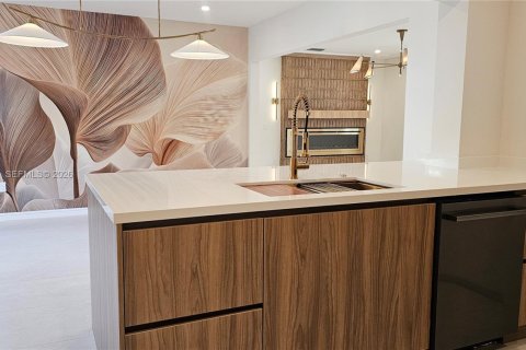 House in Miami, Florida 4 bedrooms, 181.44 sq.m. № 2043249 - photo 23