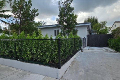 House in Miami, Florida 4 bedrooms, 181.44 sq.m. № 2043249 - photo 6